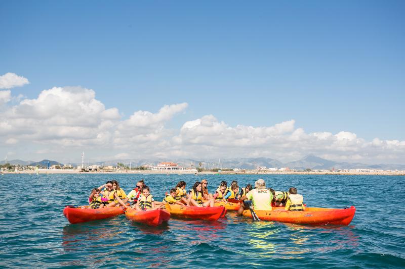 Niños haciendo kayak