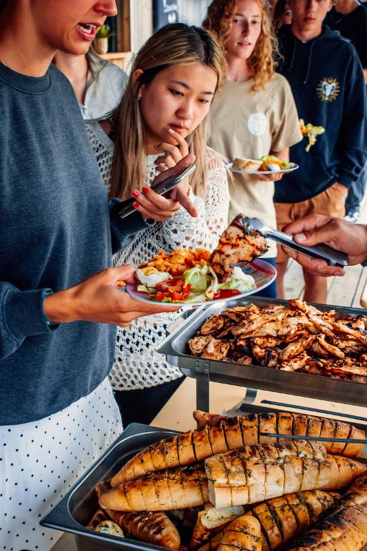  Comida y bebida durante el campamento internacional
