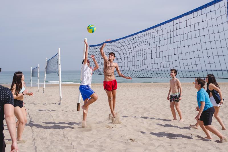  Niños en la playa de Alicante disfrutando del campamento urbano