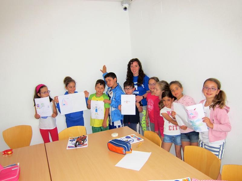  Niños aprendiendo inglés durante el campamento urbano