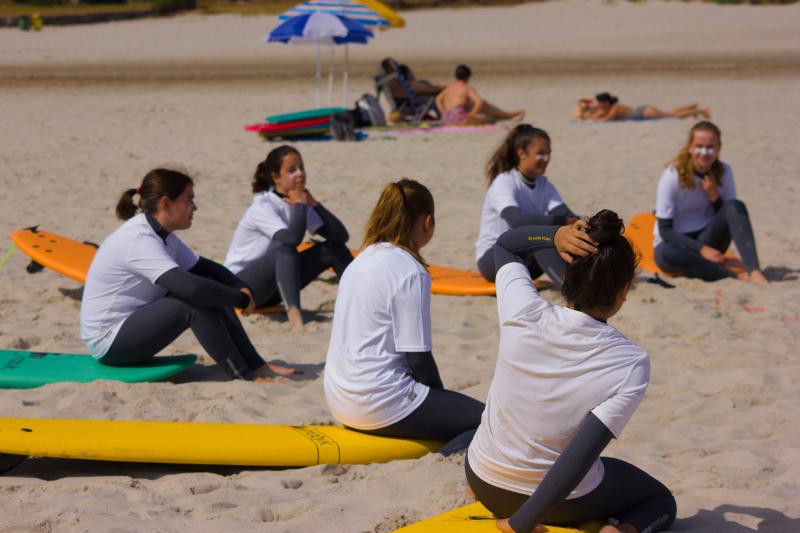  Chicos del campamento urbano en una clase de surf