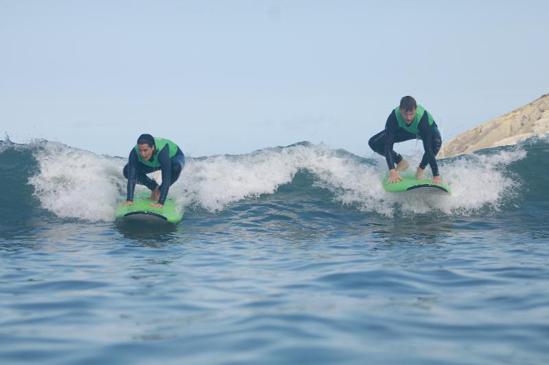 Niños haciendo surf en el campamento de Santander