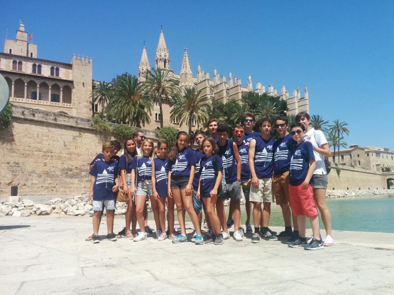 Grupo de niños haciendo un tour por Mallorca