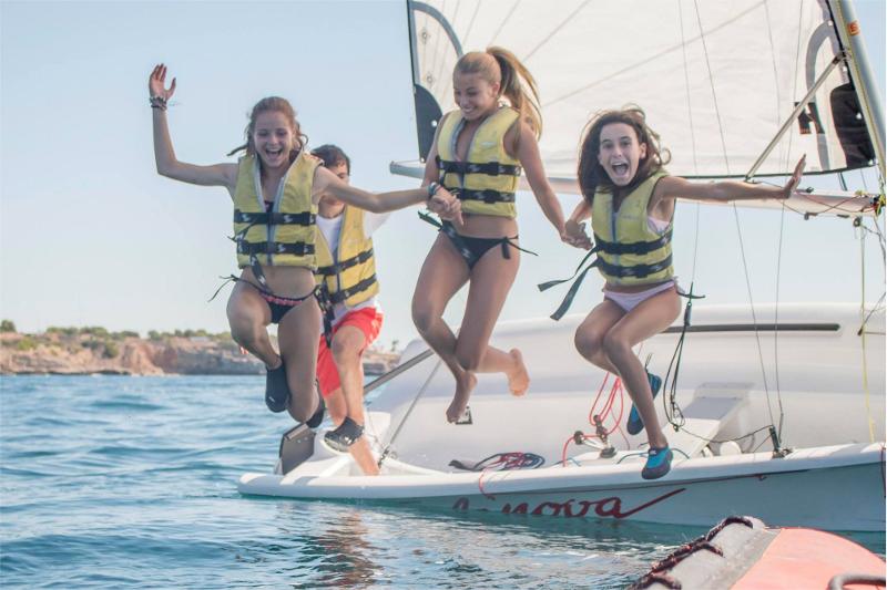 Grupo de niños haciendo deporte en Mallorca
